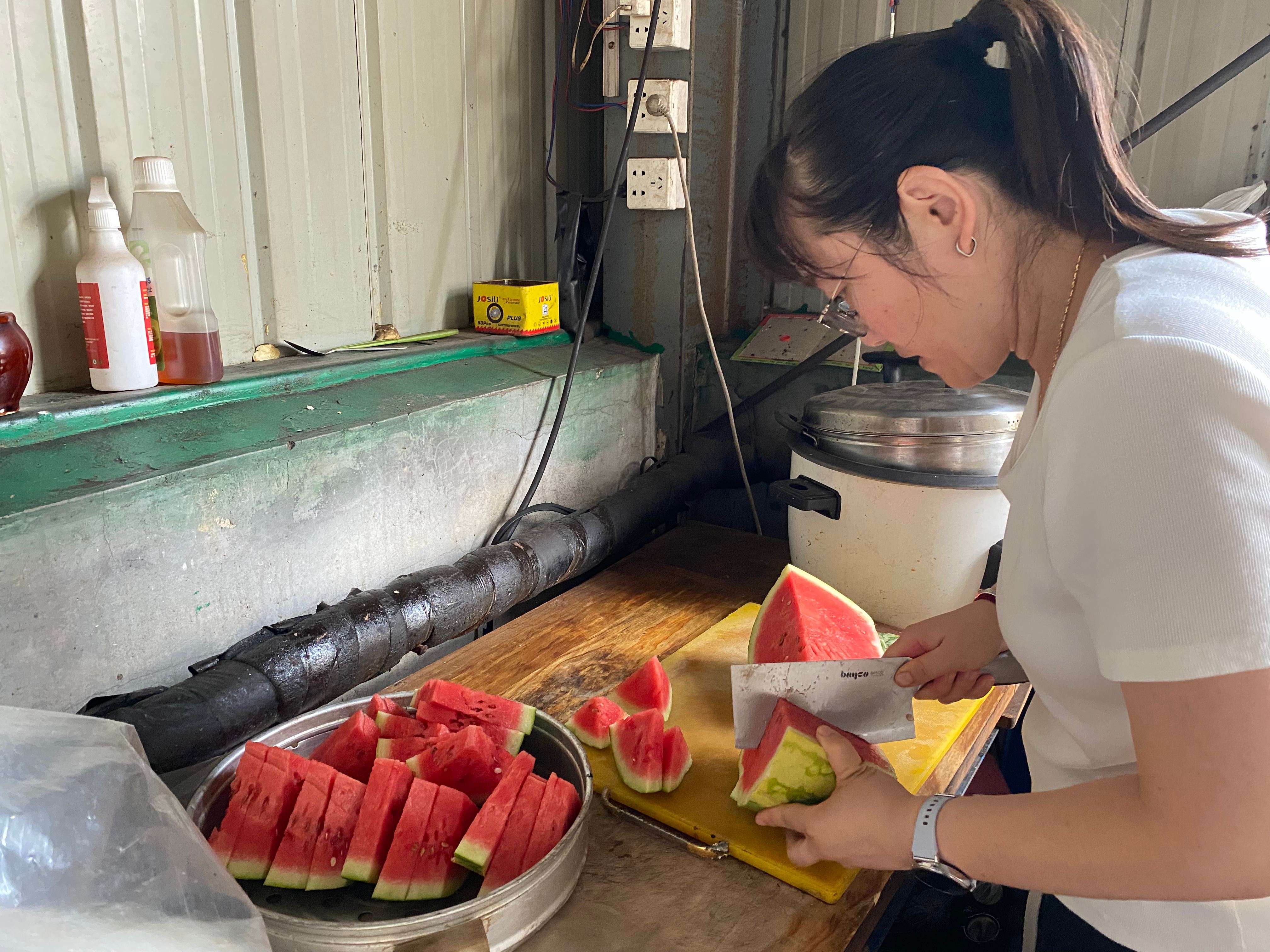 酷暑里的一縷清涼 ---工會(huì)主席王林林到智造中心慰問(wèn)一線員工