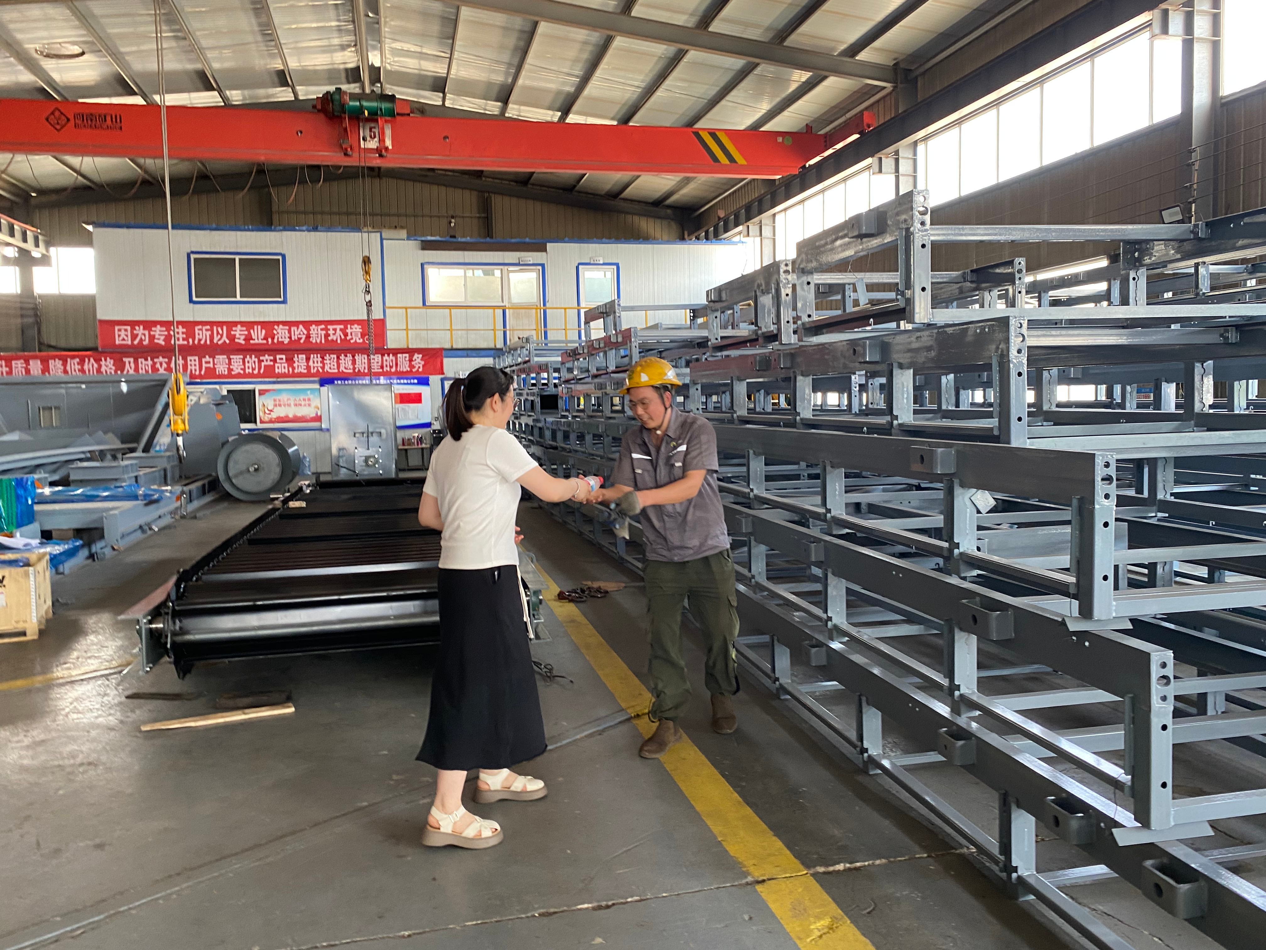 酷暑里的一縷清涼 ---工會(huì)主席王林林到智造中心慰問(wèn)一線員工