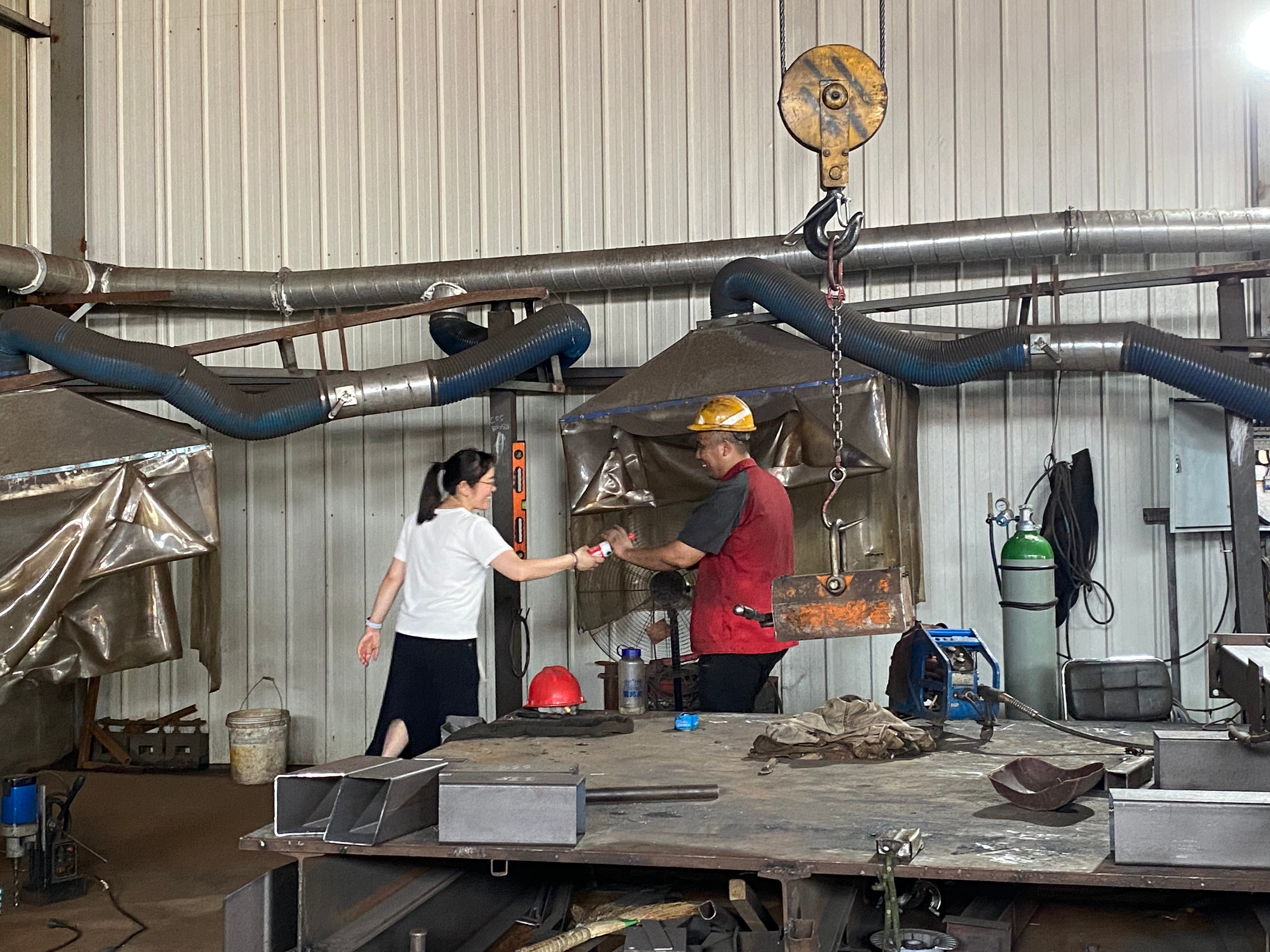 酷暑里的一縷清涼 ---工會(huì)主席王林林到智造中心慰問(wèn)一線員工