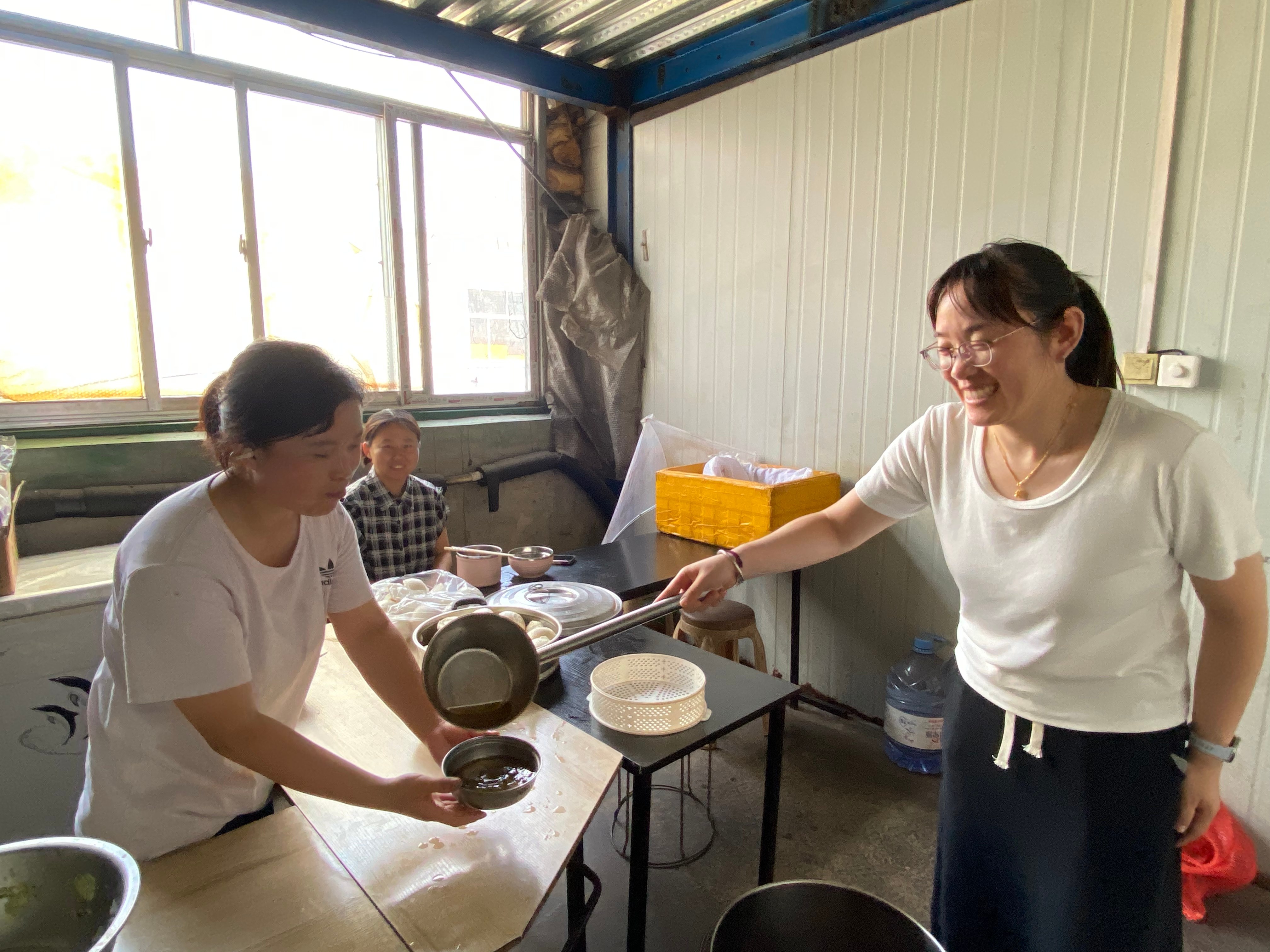 酷暑里的一縷清涼 ---工會(huì)主席王林林到智造中心慰問(wèn)一線員工