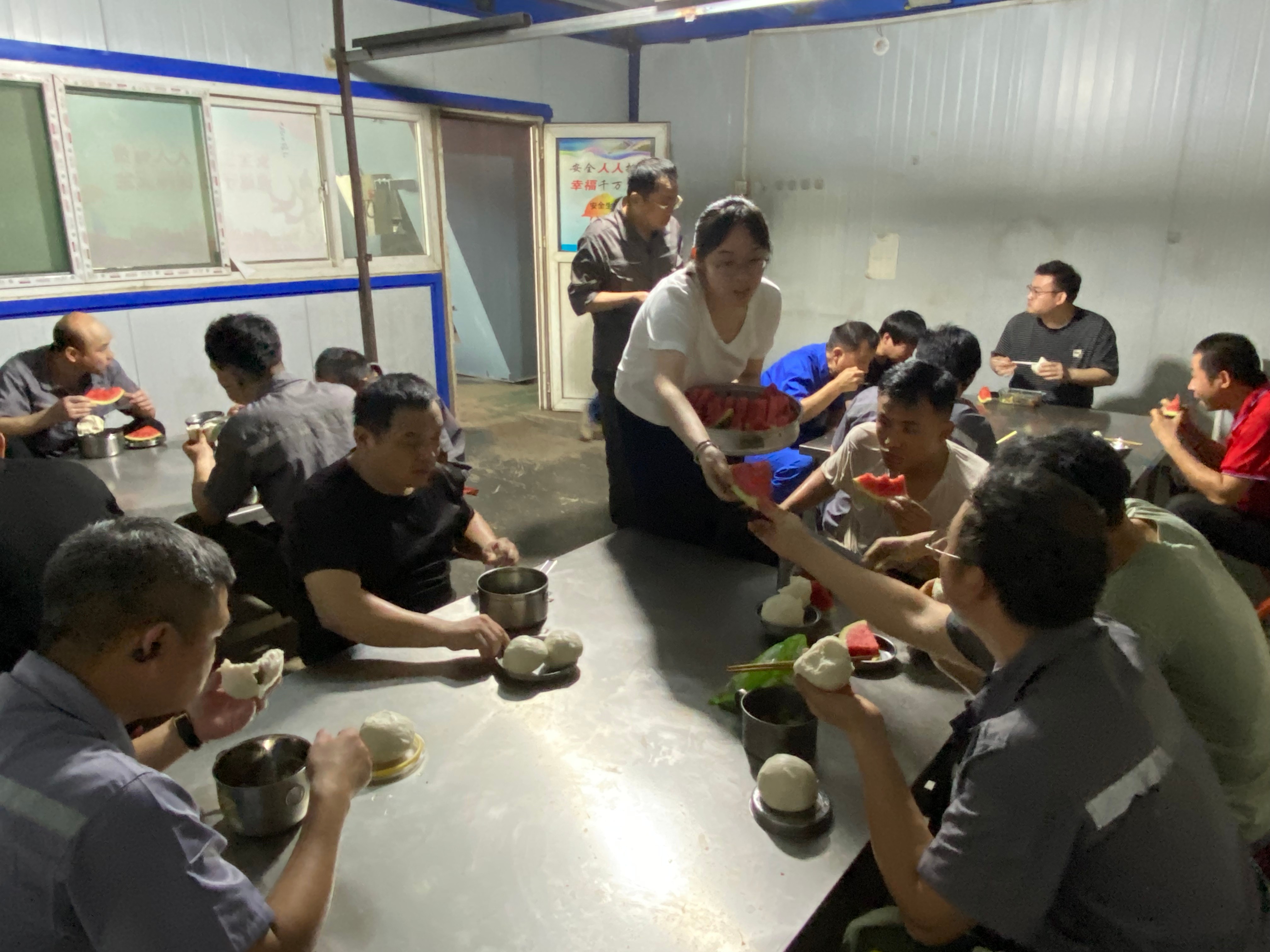 酷暑里的一縷清涼 ---工會(huì)主席王林林到智造中心慰問(wèn)一線員工